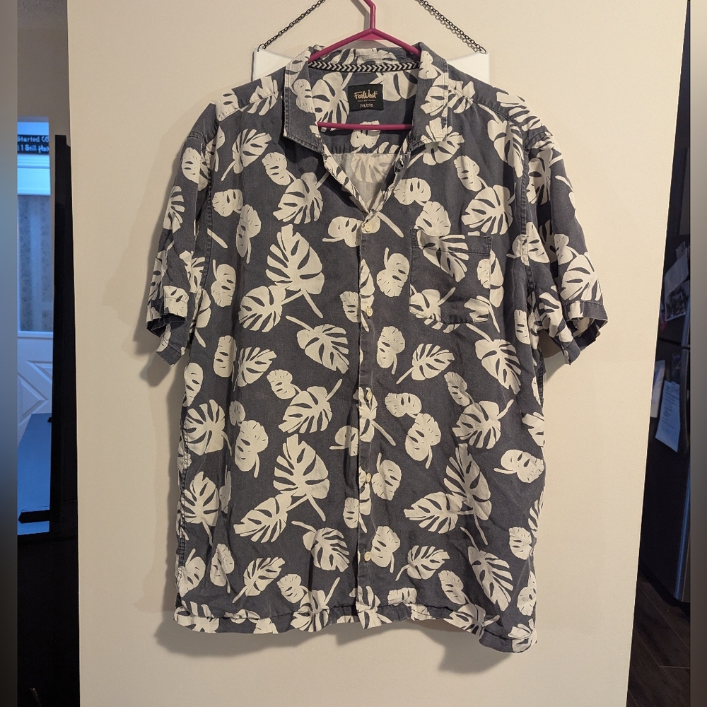 Far West. Men's Gray and White Leaf Print  Hawaiian Shirt. 2XL. Lycel Fabric.